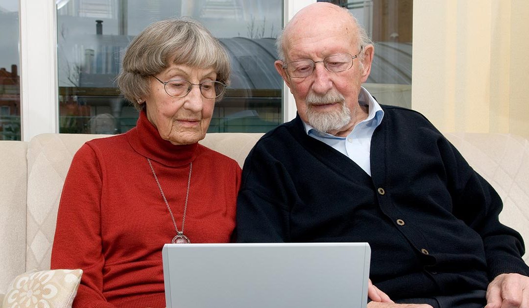 Rentnerpaar vor dem Laptop
