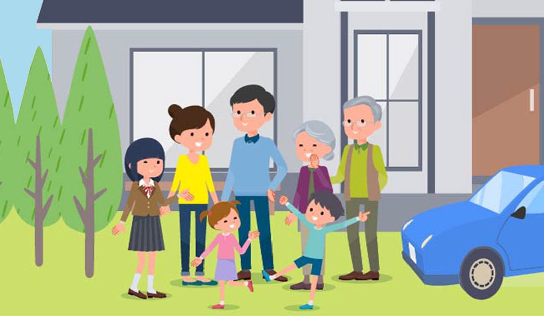 Eine Familie aus Eltern, Kindern und Großeltern steht vor dem gemeinsamen Haus, daneben stehen Bäume und ein blaues Auto | Mehrgenerationenhaus
