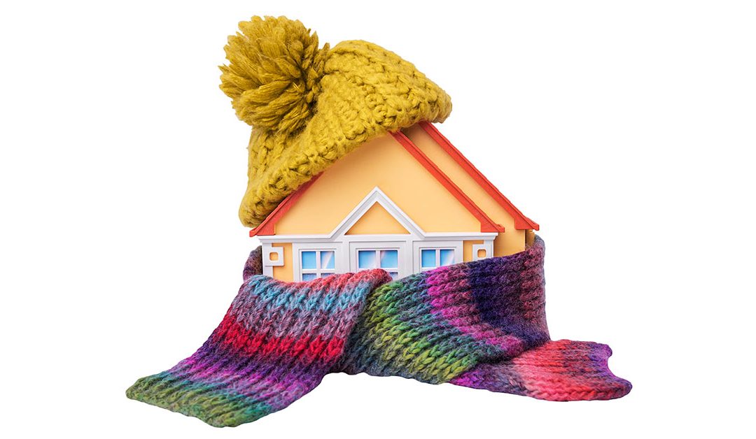 Eine Collage aus einem Haus, das Mütze und Schal trägt - Energiekosten sparen